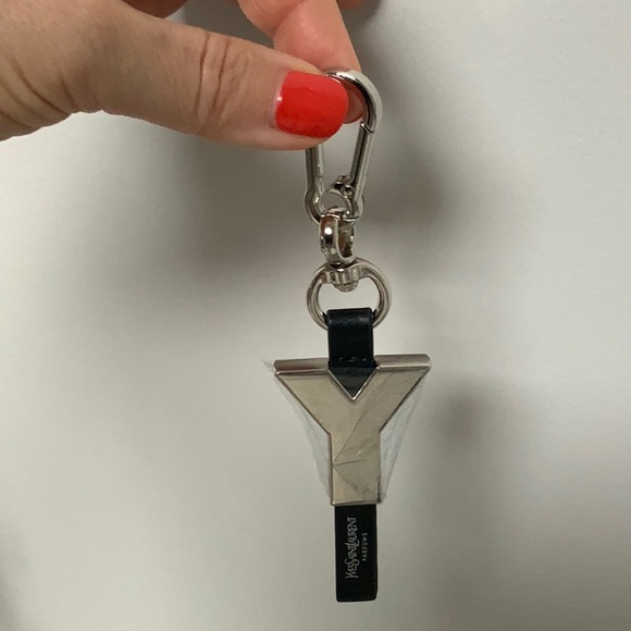 Yves Saint Laurent “Y” key ring Parfums Key Chain Metal New - Picture 4 of 4